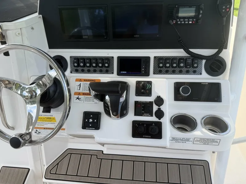 Slide: The Image of Cutwater 24 - Helm 2022 Cutwater C-24 CW - 7685357