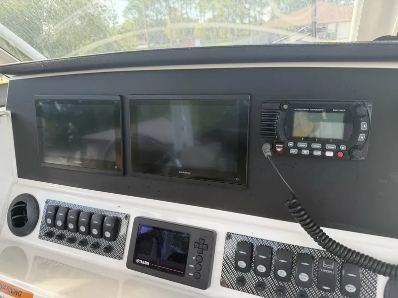Slide: The Image of Cutwater 24 - Helm 2022 Cutwater C-24 CW - 7685361