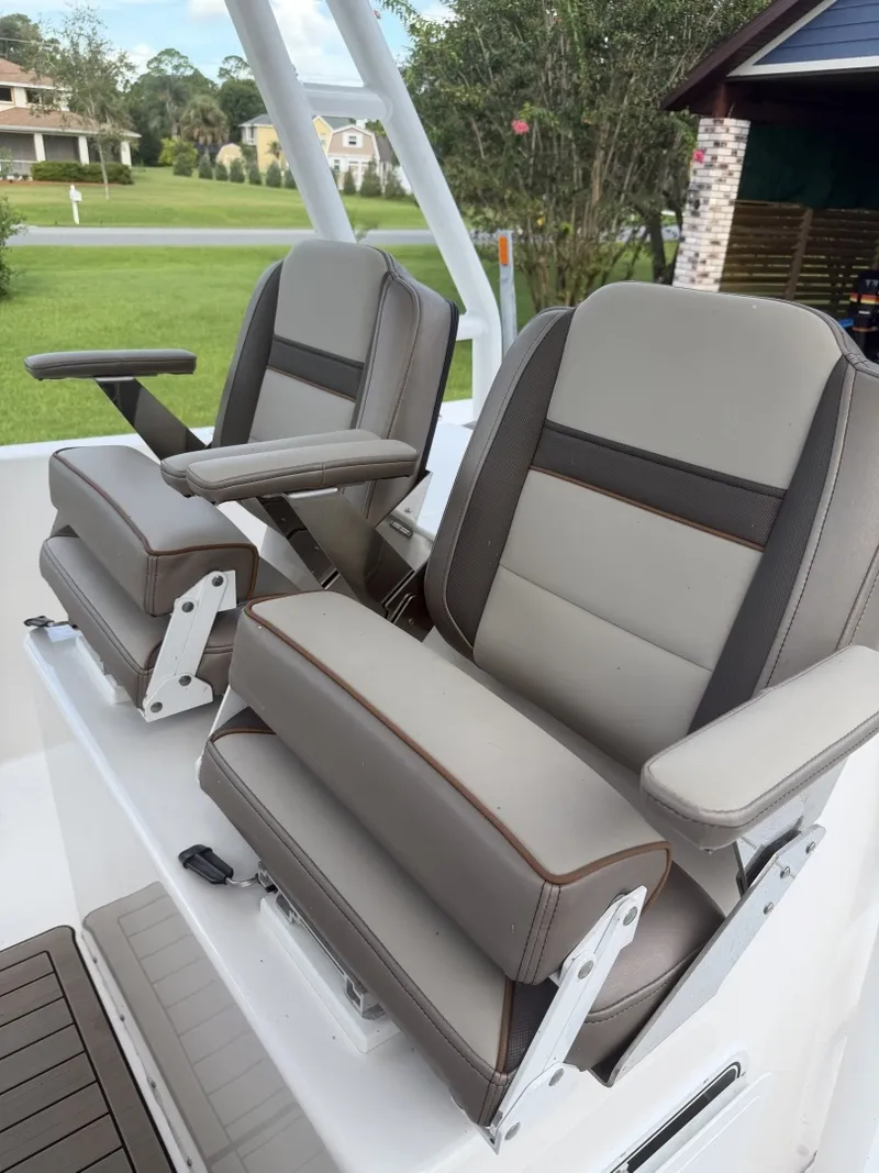 Slide: The Image of Cutwater 24 - Helm Seating 2022 Cutwater C-24 CW - 7685358