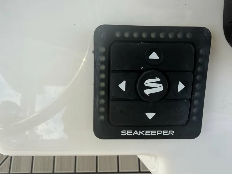 Slide: The Image of Cutwater 24 - Helm 2022 Cutwater C-24 CW - 7685363
