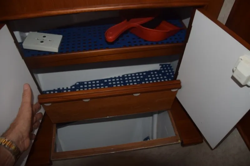 Slide: The Image of Shower Stall With Rod Storage - 7464434