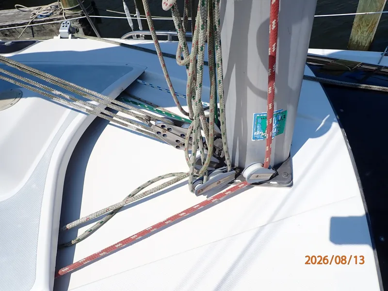 Slide: The Image of Hunter 336 mast base2 - 7467313