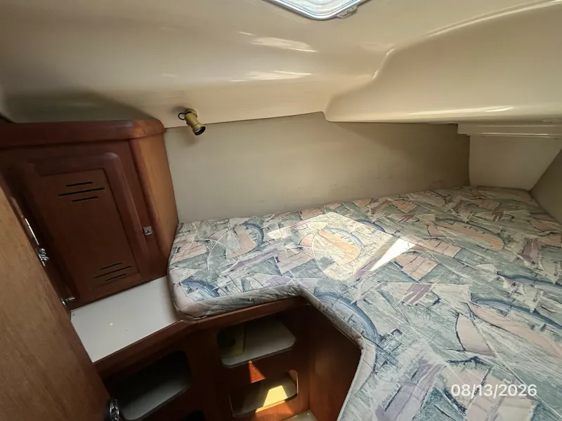 Slide: The Image of Hunter 336 forward stateroom port - 7467306
