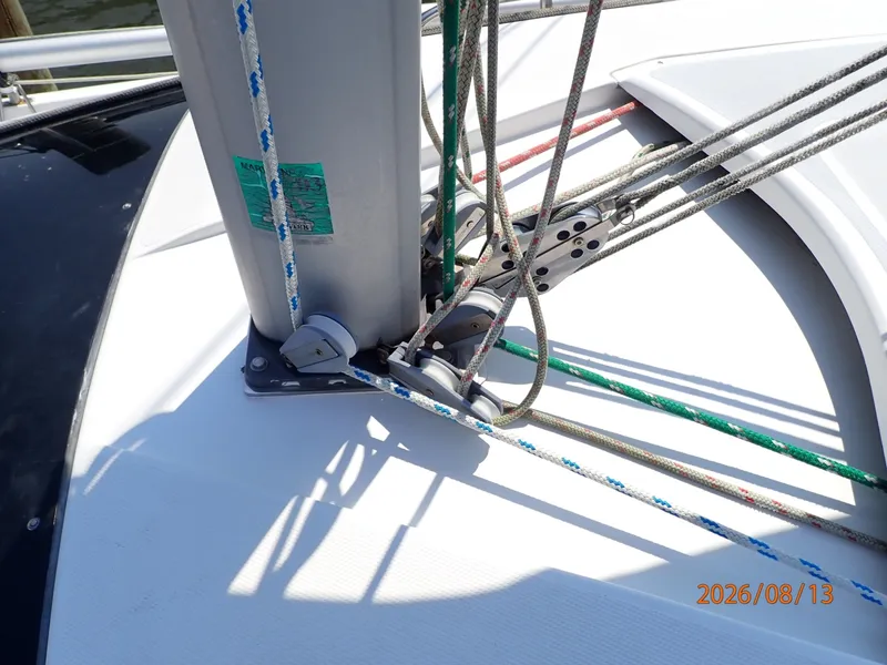 Slide: The Image of Hunter 336 mast base1 - 7467312