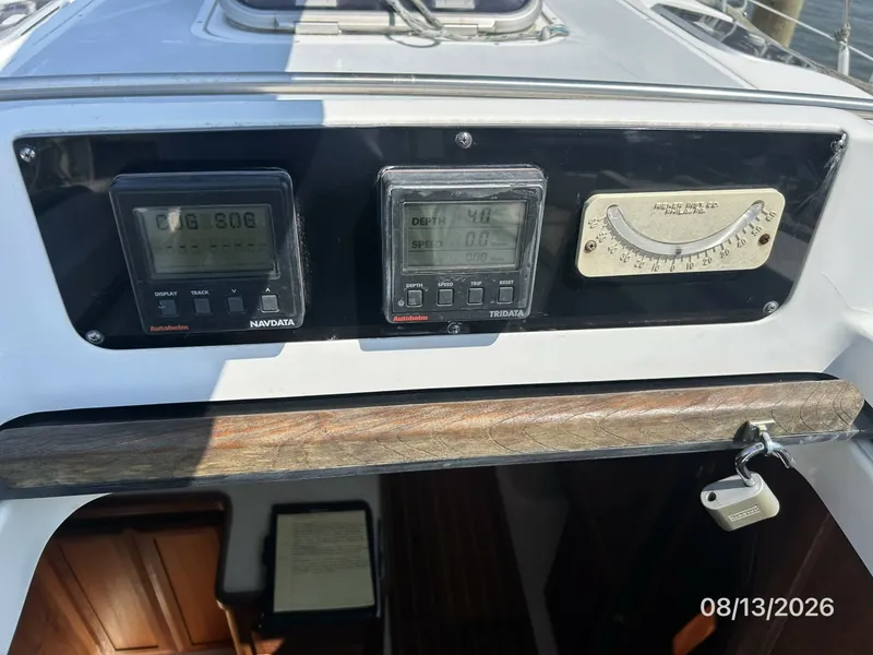 Slide: The Image of Hunter 336 cockpit electronics - 7467293