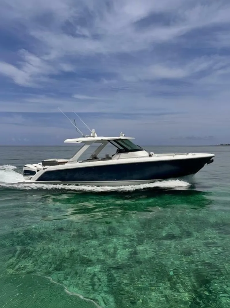 The Image of Tiara 38 LS 2019 - 7467530