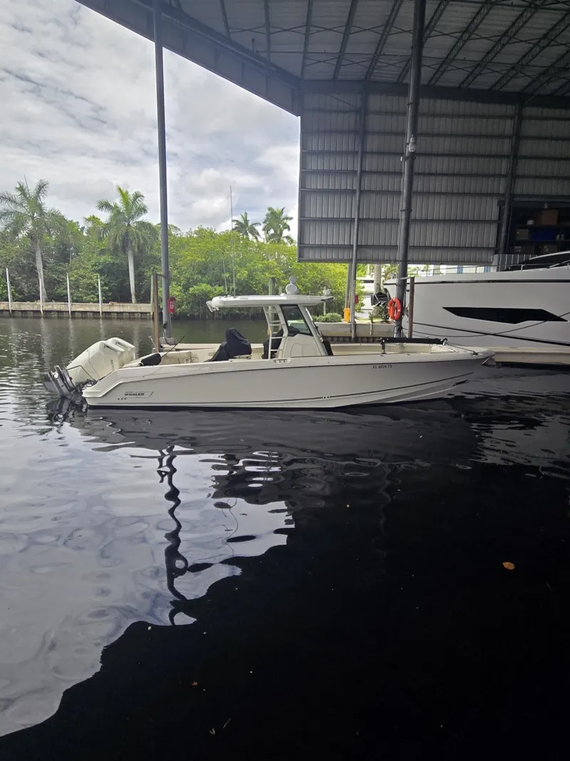 The Image of Boston Whaler 330 Outrage 2024 - 7511982