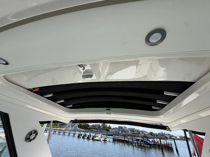 Slide: The Image of Sea Ray 320 Sundancer 2023 - 7522986