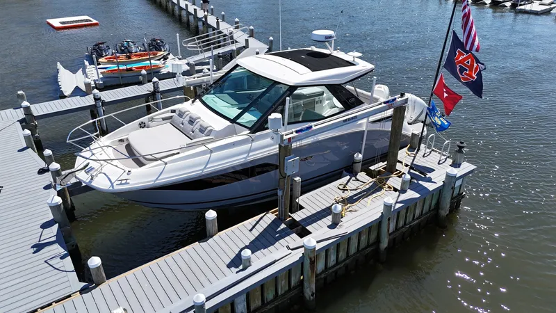 Slide: The Image of Sea Ray 320 Sundancer 2023 - 7522974