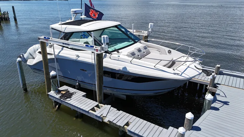 Slide: The Image of Sea Ray 320 Sundancer 2023 - 7523003