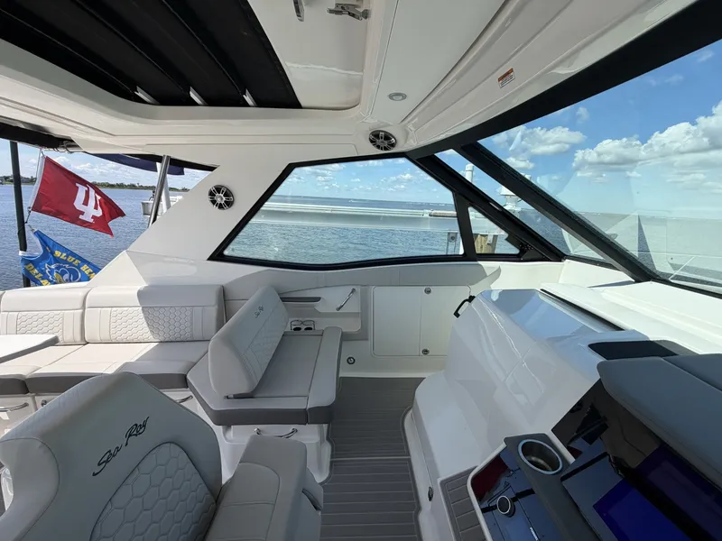 Slide: The Image of Sea Ray 320 Sundancer 2023 - 7522969