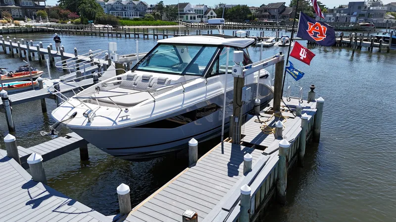 Slide: The Image of Sea Ray 320 Sundancer 2023 - 7523005
