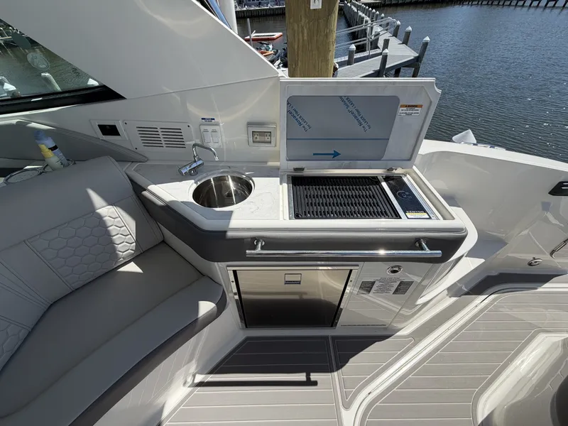 Slide: The Image of Sea Ray 320 Sundancer 2023 - 7522987