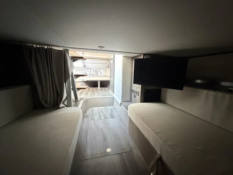 Slide: The Image of Sea Ray 320 Sundancer 2023 - 7522992
