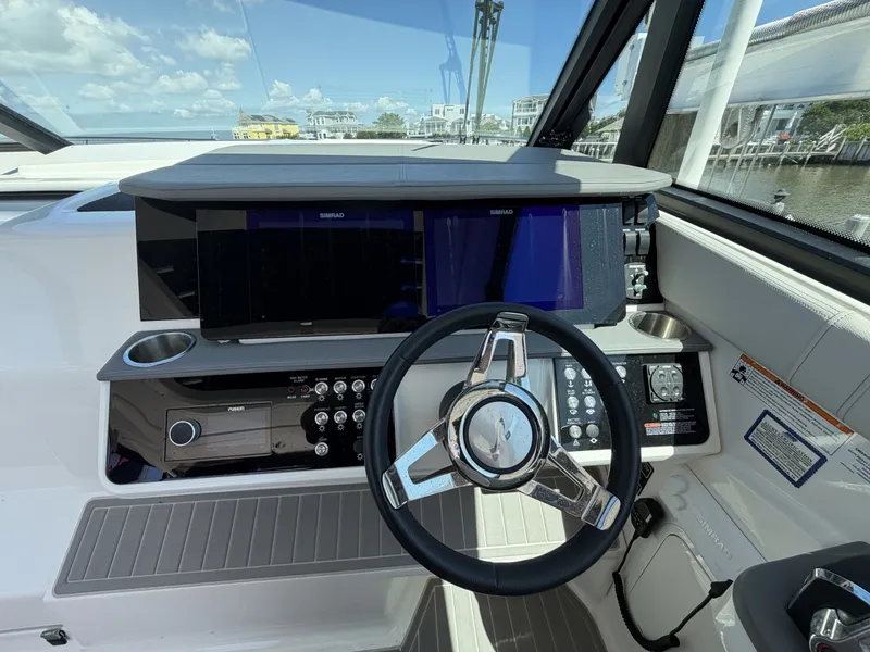 Slide: The Image of Sea Ray 320 Sundancer 2023 - 7522990
