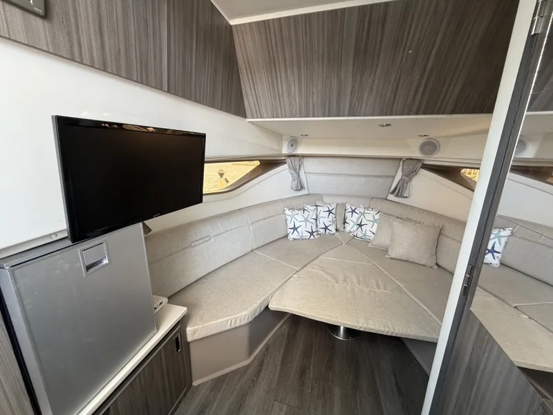 Slide: The Image of Sea Ray 320 Sundancer 2023 - 7522996