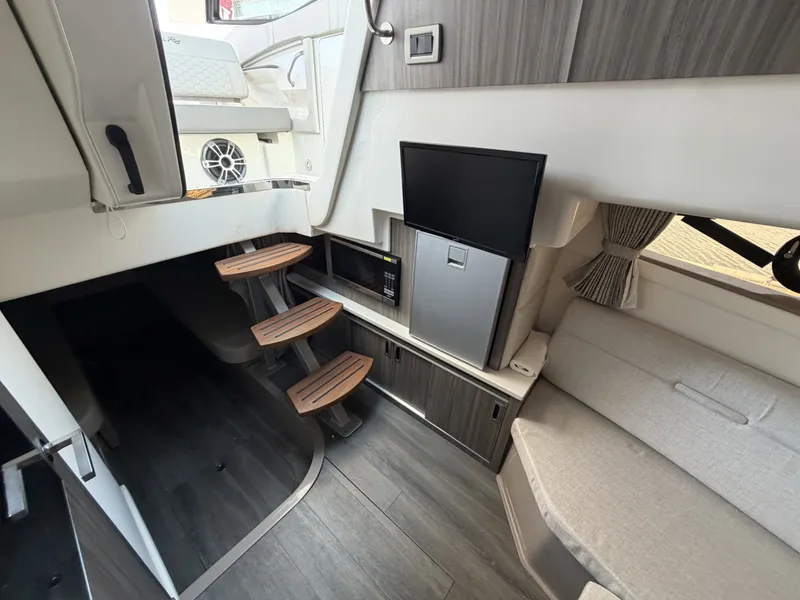 Slide: The Image of Sea Ray 320 Sundancer 2023 - 7522971