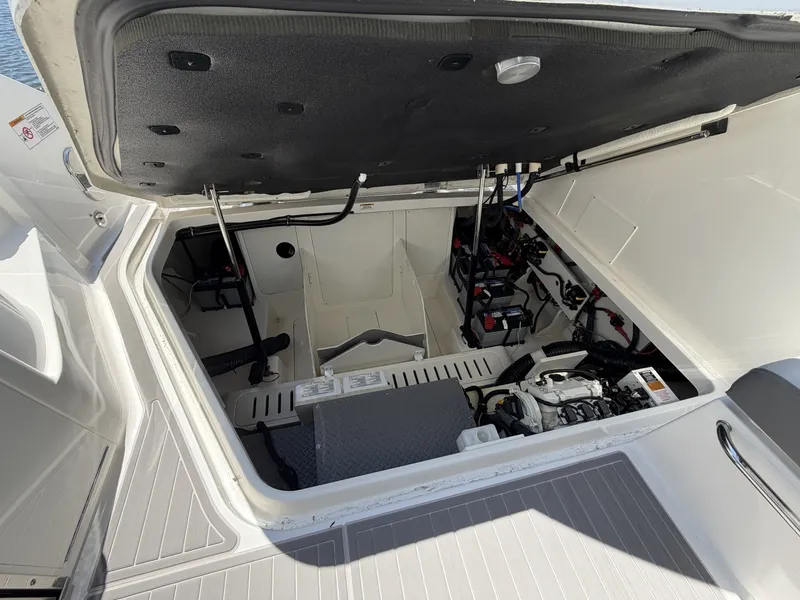 Slide: The Image of Sea Ray 320 Sundancer 2023 - 7523001