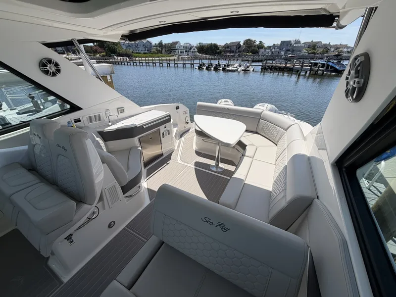 Slide: The Image of Sea Ray 320 Sundancer 2023 - 7522985