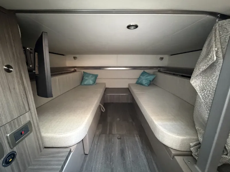 Slide: The Image of Sea Ray 320 Sundancer 2023 - 7522968