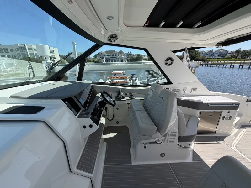 Slide: The Image of Sea Ray 320 Sundancer 2023 - 7522970