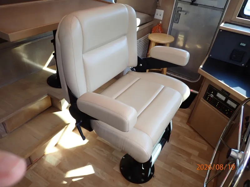 Slide: The Image of Steel Magnolia pilothouse helmseat - 7522071