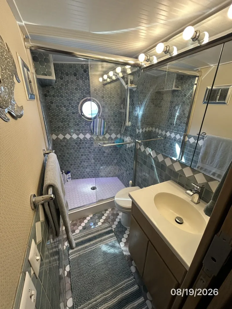 Slide: The Image of Steel Magnolia guest stateroom head - 7522010