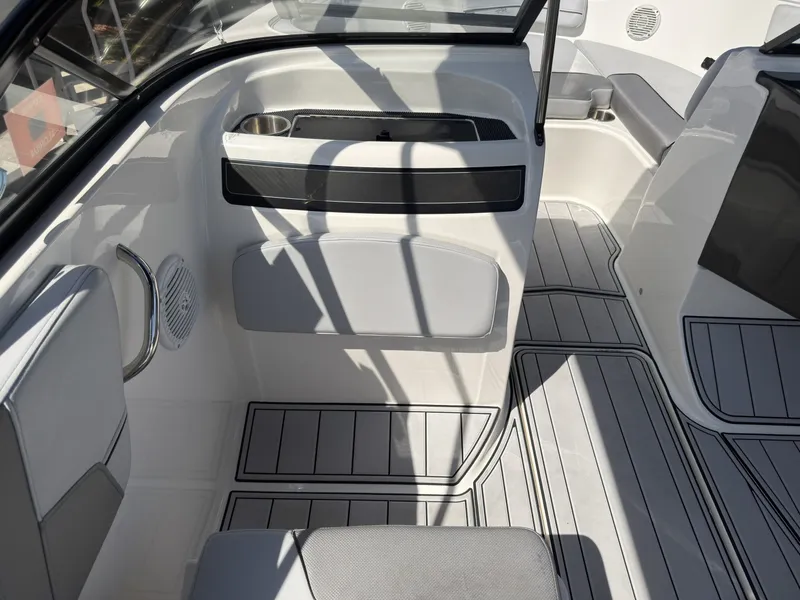 Slide: The Image of Jeanneau VR5 Bowrider OB 2023 - 7522066