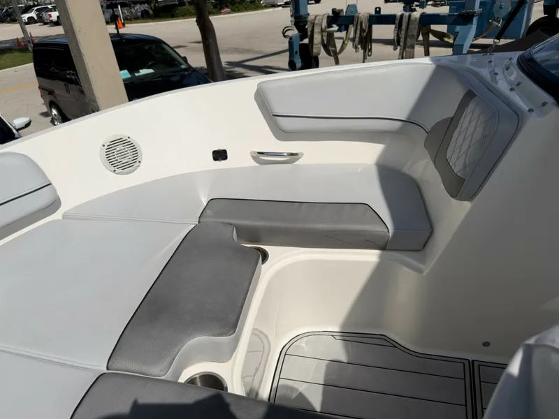 Slide: The Image of Jeanneau VR5 Bowrider OB 2023 - 7522083