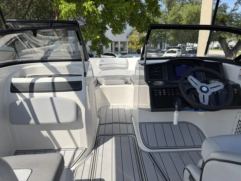 Slide: The Image of Jeanneau VR5 Bowrider OB 2023 - 7522068