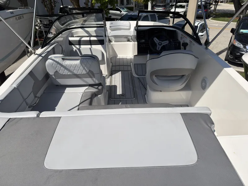 Slide: The Image of Jeanneau VR5 Bowrider OB 2023 - 7522062