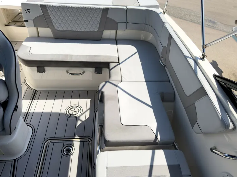 Slide: The Image of Jeanneau VR5 Bowrider OB 2023 - 7522087