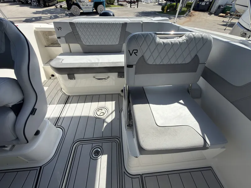 Slide: The Image of Jeanneau VR5 Bowrider OB 2023 - 7522072