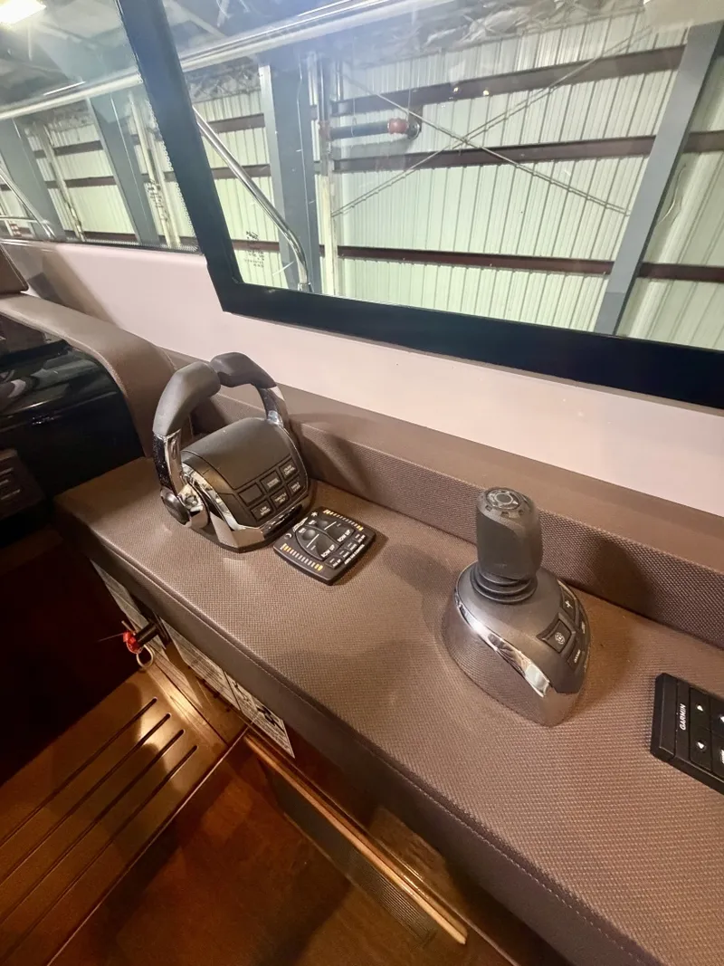 Slide: The Image of Cruisers Yachts 50 Cantius 2022 - 7522505