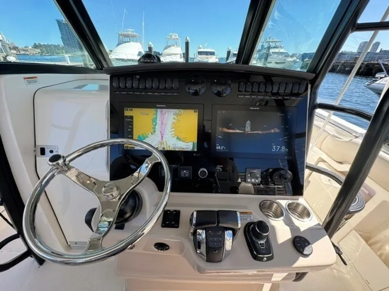 Slide: The Image of Boston Whaler 380 Outrage 2021 - 7741765