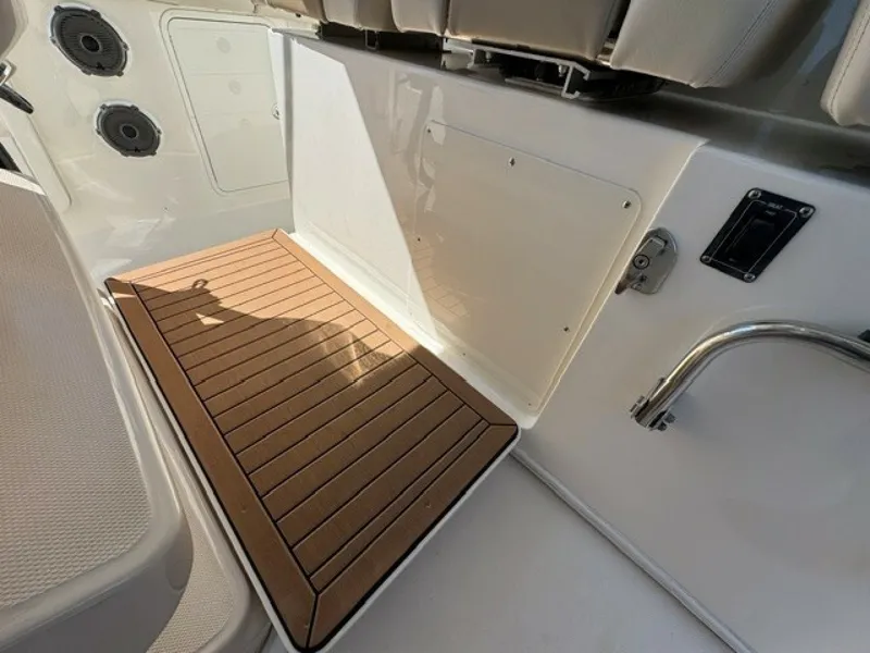 Slide: The Image of Boston Whaler 380 Outrage 2021 - 7741759