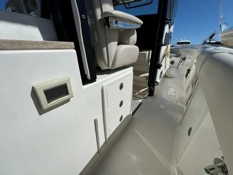 Slide: The Image of Boston Whaler 380 Outrage 2021 - 7741751