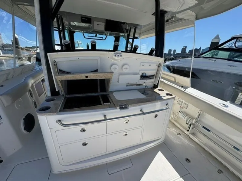 Slide: The Image of Boston Whaler 380 Outrage 2021 - 7741740