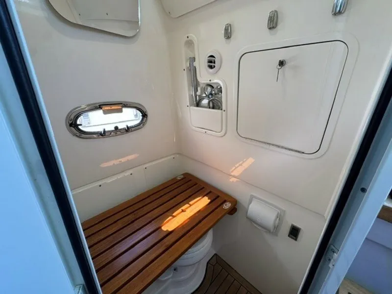 Slide: The Image of Boston Whaler 380 Outrage 2021 - 7741841
