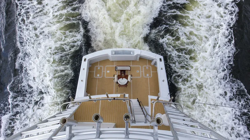 Slide: The Image of 1999 Hatteras 60 Enclosed Bridge Better Days Tower Helm (3) - 7956960