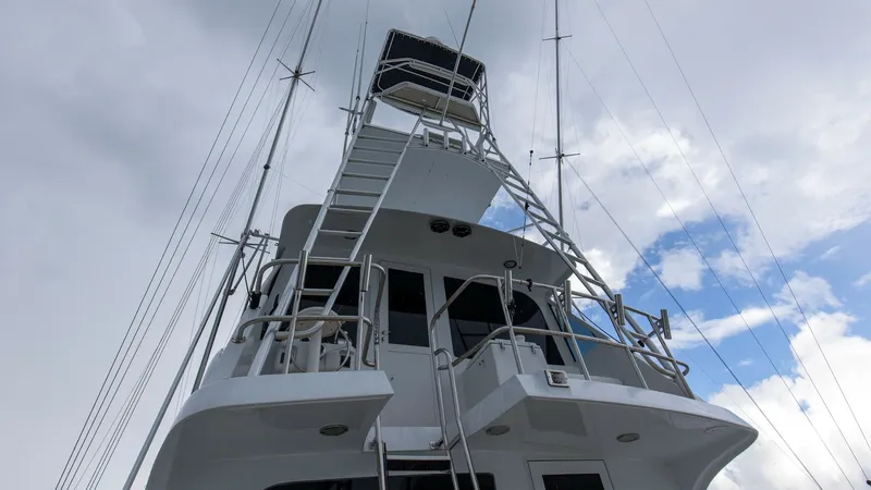 Slide: The Image of 1999 Hatteras 60 Enclosed Bridge Better Days Bridge Deck (2) - 7956955