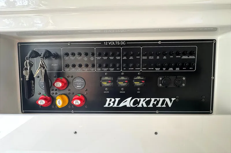 Slide: The Image of Blackfin 332 CC 2021 - 7768901
