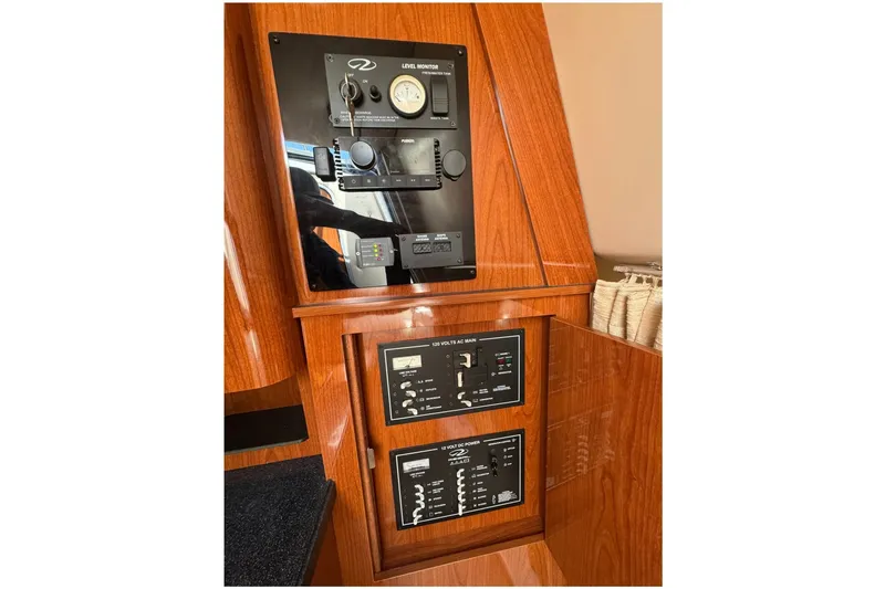 Slide: The Image of Regal 2860 Window Express 2010 - 7743023