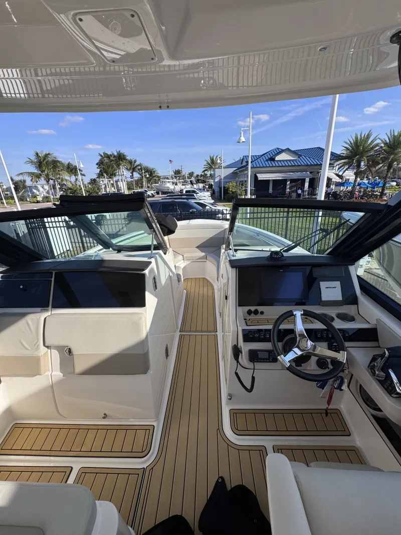 Slide: The Image of Boston Whaler 280 Vantage DC 2022 - 7580601