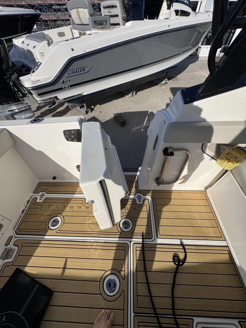 Slide: The Image of Boston Whaler 280 Vantage DC 2022 - 7580624