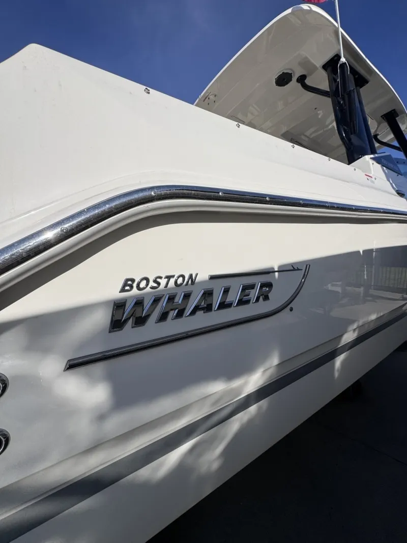 Slide: The Image of Boston Whaler 280 Vantage DC 2022 - 7580636