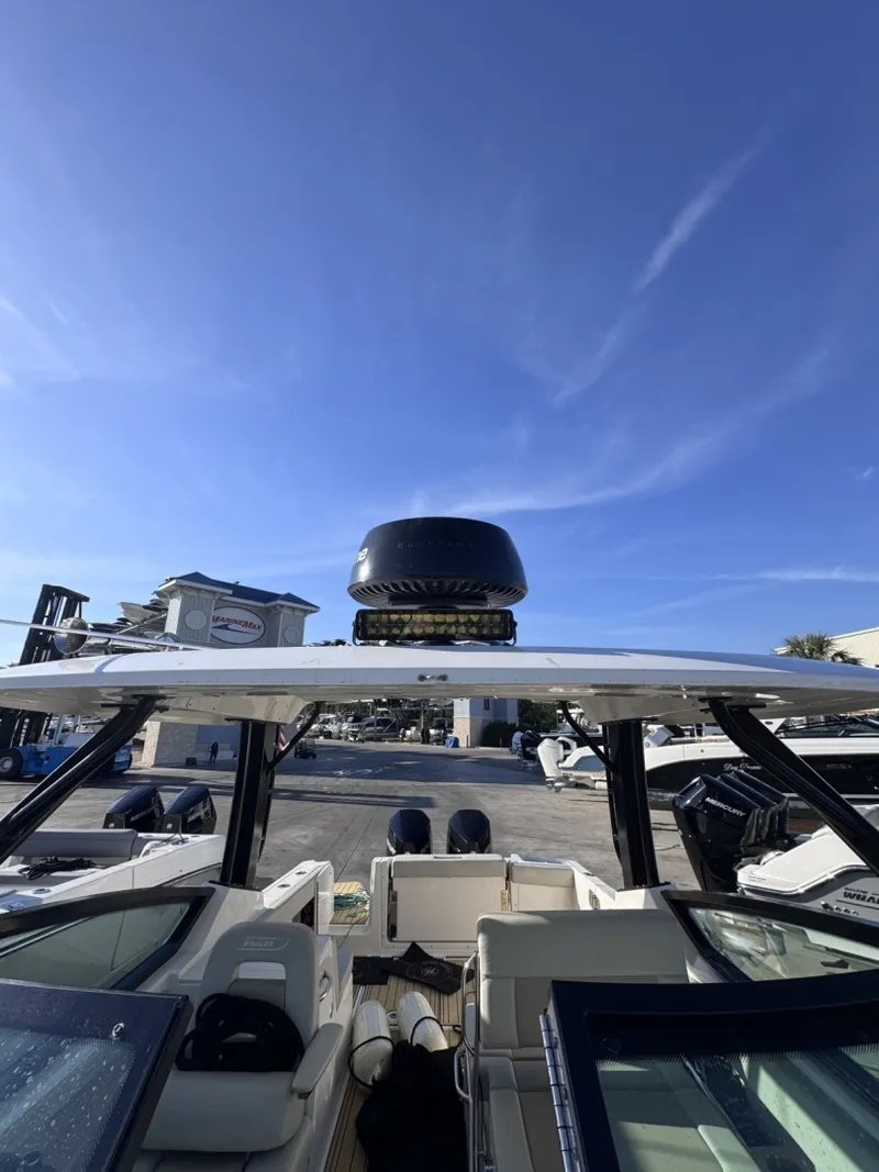 Slide: The Image of Boston Whaler 280 Vantage DC 2022 - 7580629