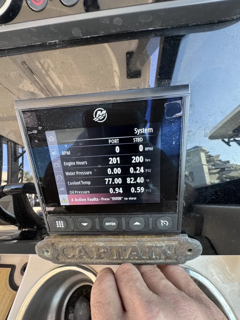 Slide: The Image of Boston Whaler 280 Vantage DC 2022 - 7580603