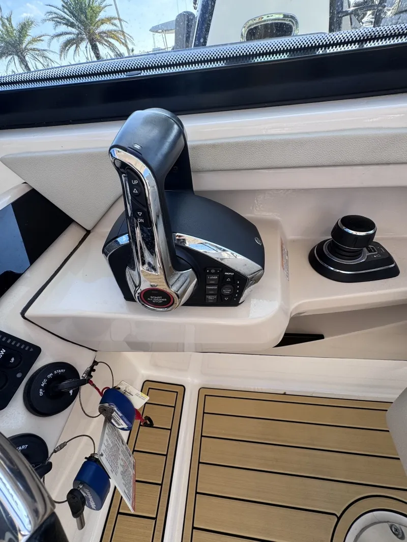 Slide: The Image of Boston Whaler 280 Vantage DC 2022 - 7580608