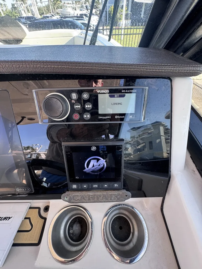 Slide: The Image of Boston Whaler 280 Vantage DC 2022 - 7580612